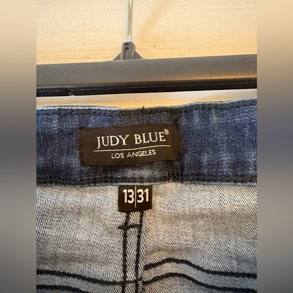 Judy Blue Distressed Skinny Capri Jeans Size 13 / 31 Mid Rise - Picture 4 of 7